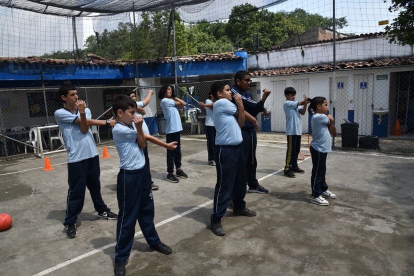 Adolescentes realizando estiramiento corporal