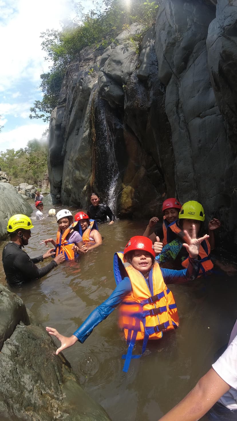 Madres e hijos en el río con un casco de protección