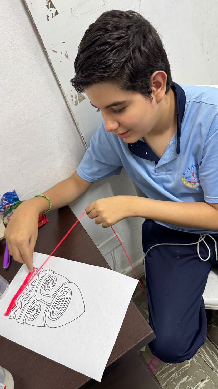 Niño realizando actividad de teatro sensorial