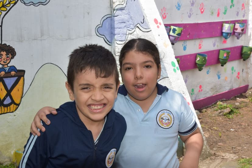 Niño y niña abrazándose y sonriendo