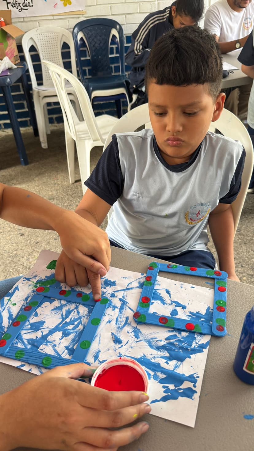 Niño en taller de teatro sensorial