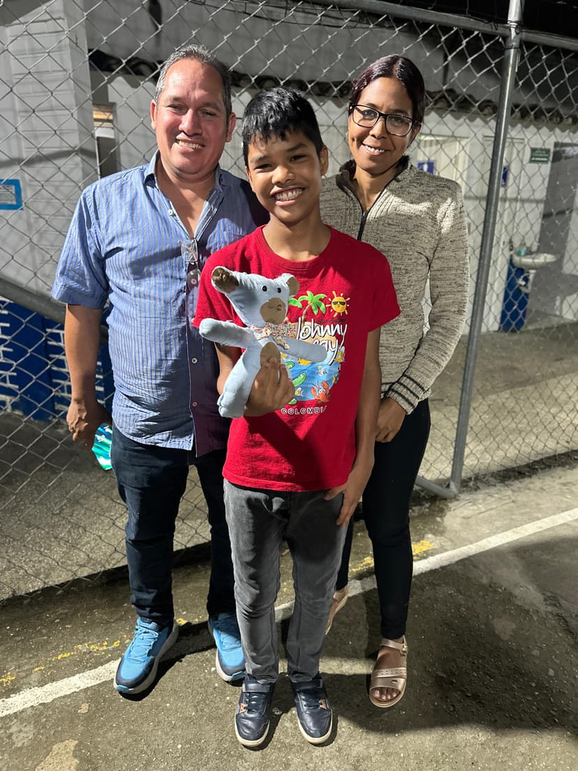 Familia exponiendo el muñeco terminado de felpa