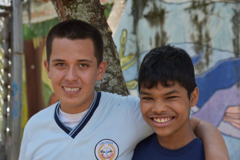 Jóvenes abrazados y sonriendo