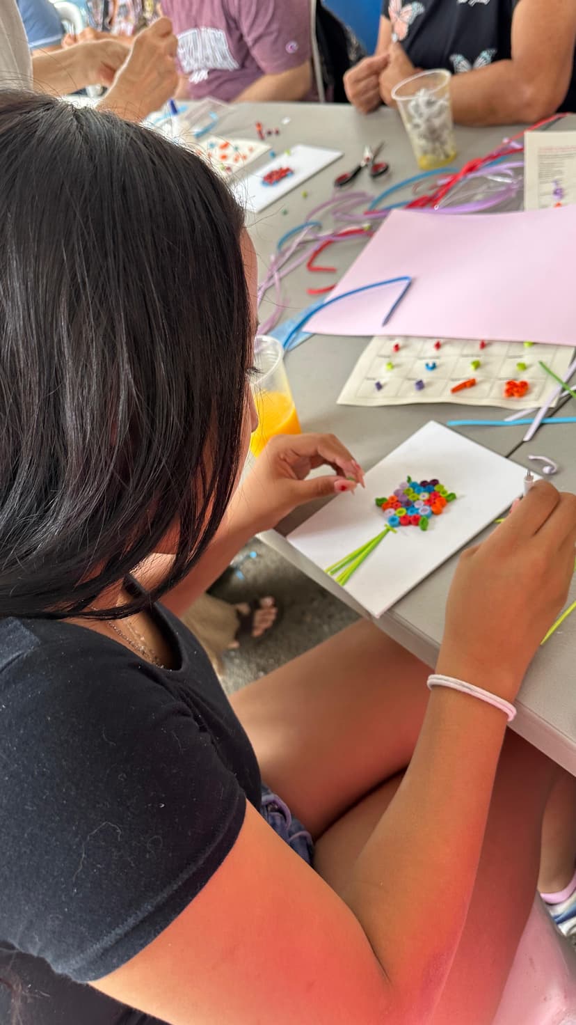 Joven realizando taller de filigrana