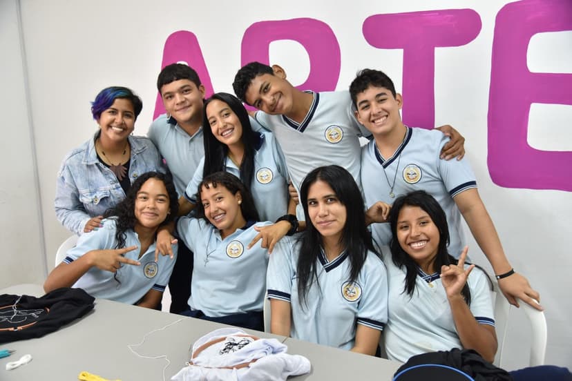 Jovenes en clase de arte