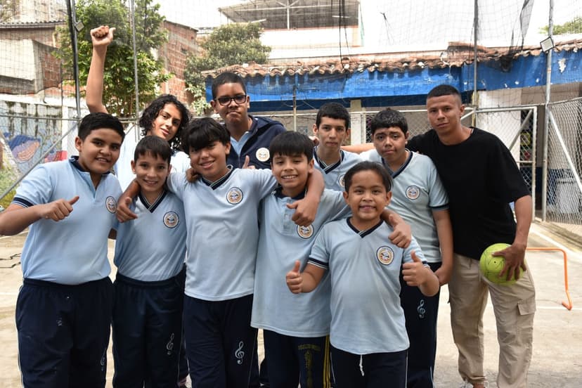 Niños abrazados sonriendo