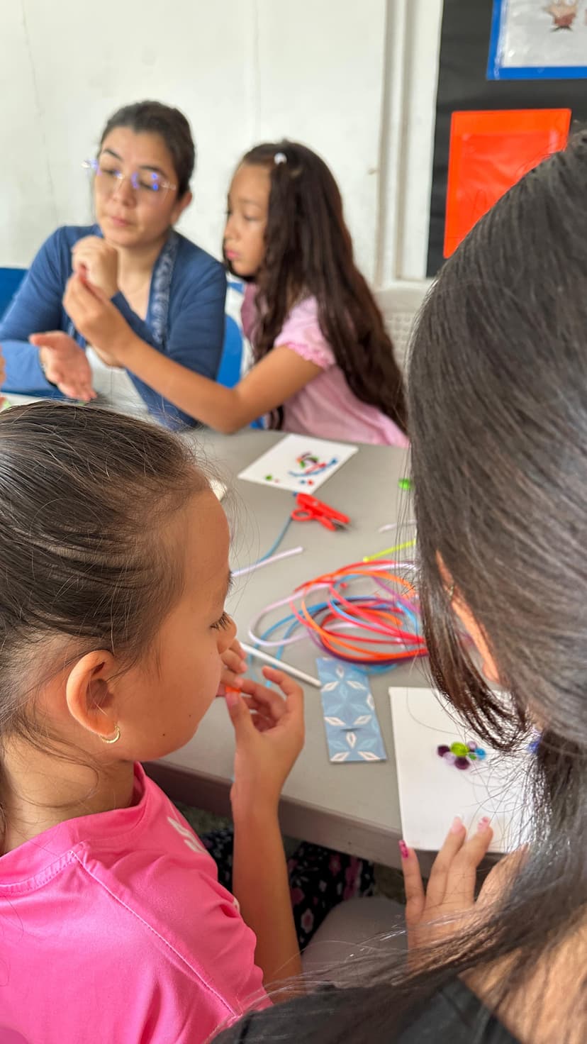 Madre e hija en actividad manual
