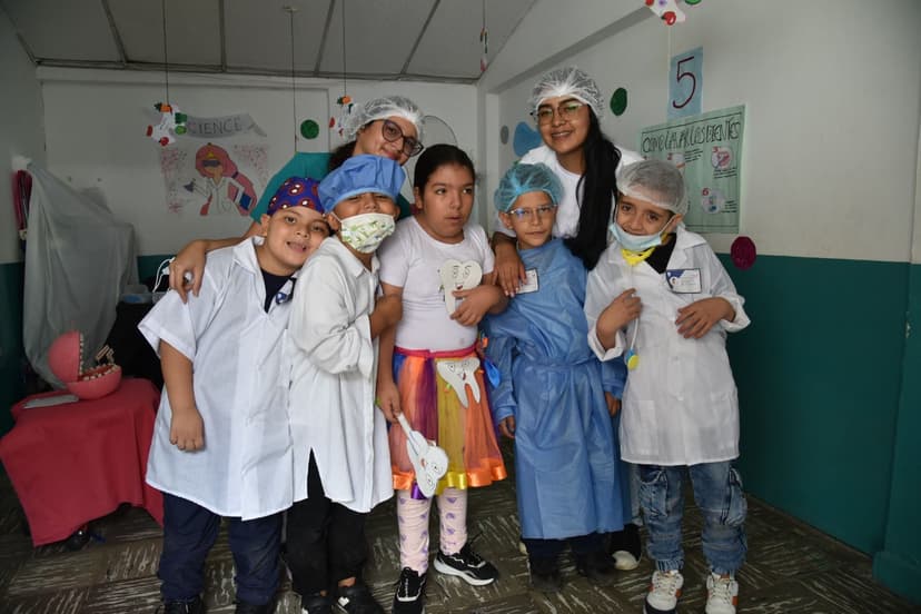 Niños disfrazados del odontólogos