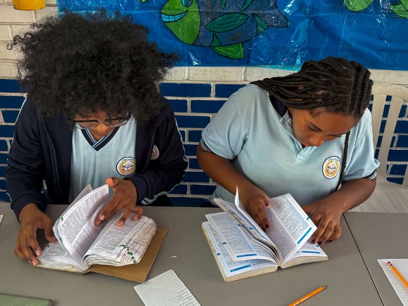 Jovenes en actividad de busqueda en diccionario