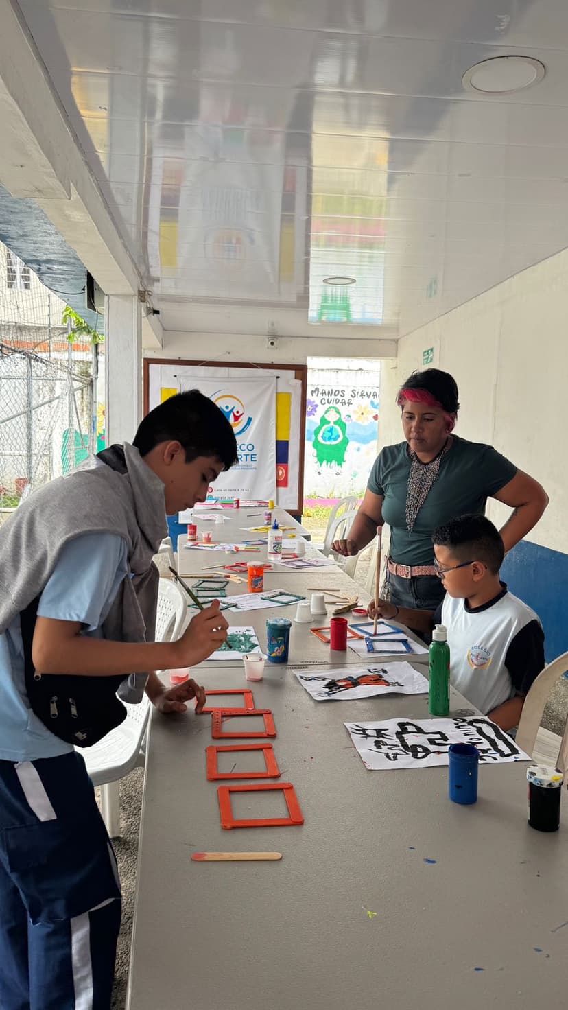 Niños en taller de teatro sensorial