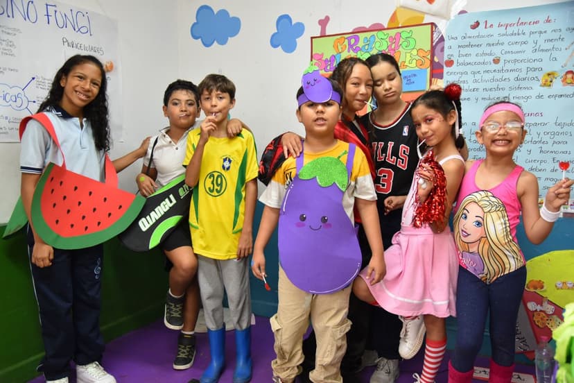 Niños disfrazados en actividad lúdica